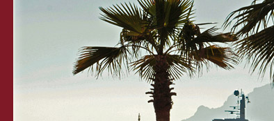 Strand in Cannes, im Hintergrund das Esterel Gebirge der Cote d' Azur, Bild 3 von 6