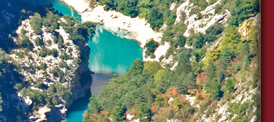 Blick in die Tiefe des Gorge du Verdon auf den Fluss Verdon mit türkisfarbenem Wasser, Provence, Bild 4 von 6
