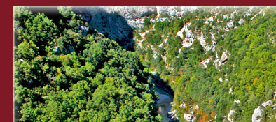 Blick in die Tiefe der Schluchten, Gorge du Verdon, auf den Fluss Verdon in Südfrankreich, Bild 1 von 6