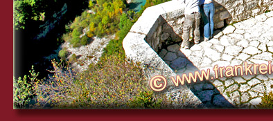 Blick in die Tiefe der Schluchten, Gorge du Verdon, auf den Fluss Verdon in Südfrankreich, Bild 5 von 6