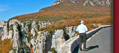 imposante Landschaft mit tiefen Schluchten am Grand Canyon du Verdon, Bild 4 von 6