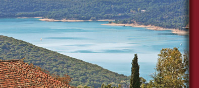 Blick auf den azur blauen Lac de Saint-Croix in Südfrankreich am Gorge du Verdon, Bild 4 von 6