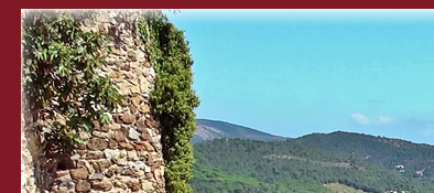 Grimaud, Burgruine in Grimaud mit dem Golfe de Saint-Tropez im Hintergrund, Bild 1 von 6