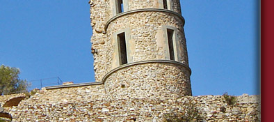 Grimaud, die Burgruine umgeben mit ihren alten Mauern ist einen Besuch wert, Bild 4 von 6