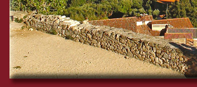 Grimaud, fantastischer Blick von oben in die Ferne mit Saint-Tropez im Hintergrund, Bild 5 von 6