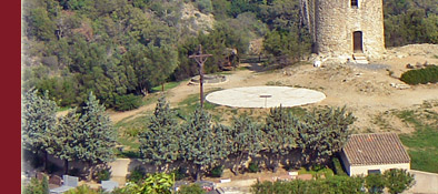 Alte M&uuml;hle und der Friedhof von Grimaud, idyllisch gelegen am Golfe de Saint-Tropez, Bild 3 von 6