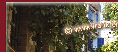 Grimaud, alt gepflasterte Treppe mit h&uuml;bsch ges&auml;umten H&auml;usern im Licht der Sonne, Bild 1 von 6