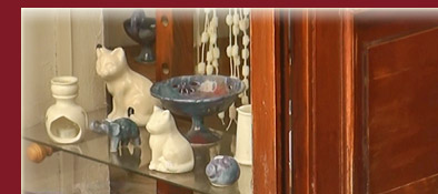 gem&uuml;tlicher Souvenirshop im Zentrum von Grimaud mit einer sich wohlf&uuml;hlenden Katze, Bild 1 von 6