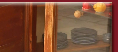 gem&uuml;tlicher Souvenirshop im Zentrum von Grimaud mit einer sich wohlf&uuml;hlenden Katze, Bild 2 von 6