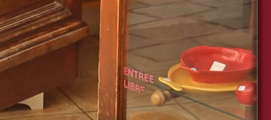 gem&uuml;tlicher Souvenirshop im Zentrum von Grimaud mit einer sich wohlf&uuml;hlenden Katze, Bild 4 von 6