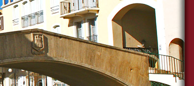 Port Grimaud, gesäumt von kleinen Gassen und Brücken ist Port Grimaud, Bild 4 von 6