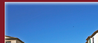 Wasserstrassen durchziehen Port Grimaud dem klein Venedig an der Cote d' Azur, Bild 1 von 6