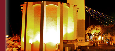 Port Grimaud am Abend, die Kirche von Port Grimaud und der Dorfplatz, Bild 3 von 6