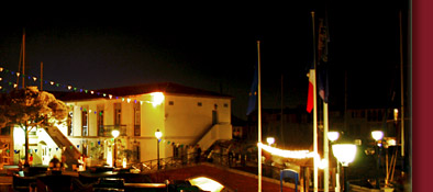 Port Grimaud am Abend, die Kirche von Port Grimaud und der Dorfplatz, Bild 4 von 6