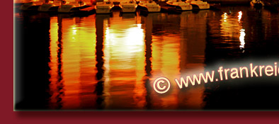 Port Grimaud am Abend, die Kirche von Port Grimaud und der Dorfplatz, Bild 5 von 6