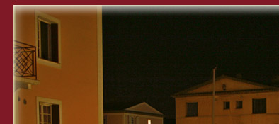 Hell erleuchtete Wasserstrasse in Port Grimaud, Sommerabend in Port Grimaud, Bild 1 von 6