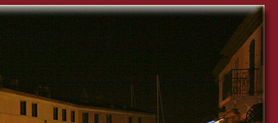 Hell erleuchtete Wasserstrasse in Port Grimaud, Sommerabend in Port Grimaud, Bild 2 von 6