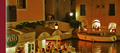 Hell erleuchtete Wasserstrasse in Port Grimaud, Sommerabend in Port Grimaud, Bild 3 von 6