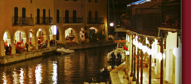 Hell erleuchtete Wasserstrasse in Port Grimaud, Sommerabend in Port Grimaud, Bild 4 von 6