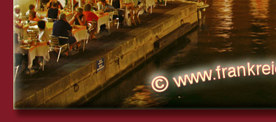 Hell erleuchtete Wasserstrasse in Port Grimaud, Sommerabend in Port Grimaud, Bild 5 von 6