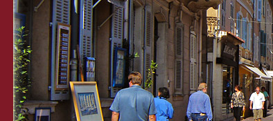 Saint-Tropez im Zentrum, mit schmalen Strassen und engen Gassen, Bild 3 von 6