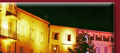 Saint-Tropez Hafen zur Weihnachtszeit, knallig bunte Weihnachten in Saint-Tropez, Bild 2 von 6