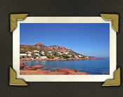 Cote d' Azur in Südfrankreich, zu sehen das rote Esterel Gebirge der Cote d' Azur