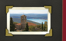 Blick auf den azur blauen Lac de Saint-Croix in Südfrankreich am gorge du Verdon