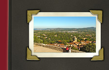 Grimaud, fantastischer Blick von oben in die Ferne mit Saint-Tropez im Hintergrund