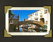 Port Grimaud, gesäumt von kleinen Gassen und Brücken ist Port Grimaud