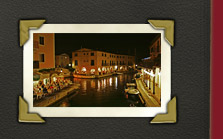 Hell erleuchtete Wasserstrasse in Port Grimaud, Sommerabend in Port Grimaud